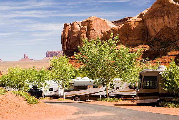 campground en monument valley - monument valley navajo mesa monument valley tribal park fotografías e imágenes de stock