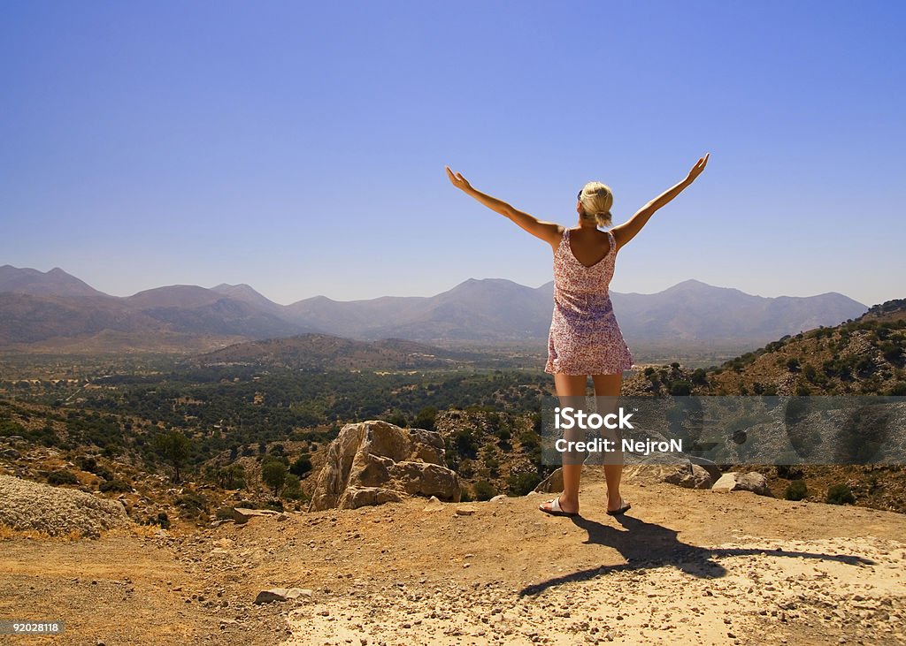Menina bonita em pé em uma montanha - Royalty-free Aberto Foto de stock