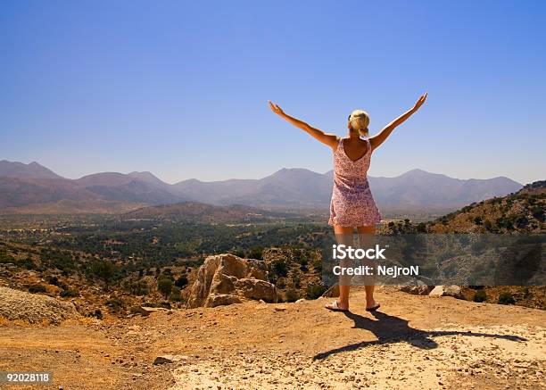 Menina Bonita Em Pé Em Uma Montanha - Fotografias de stock e mais imagens de Aberto - Aberto, Adulto, Alto - Descrição Física