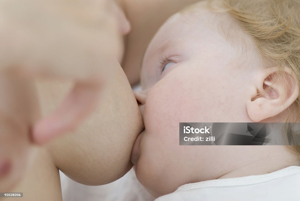 Breast Speisung der Neugeborenes baby - Lizenzfrei Stillen Stock-Foto
