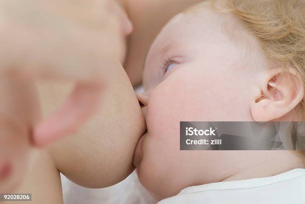 Breast Speisung Der Neugeborenes Baby Stockfoto und mehr Bilder von Stillen - Stillen, Alleinerzieherin, Baby