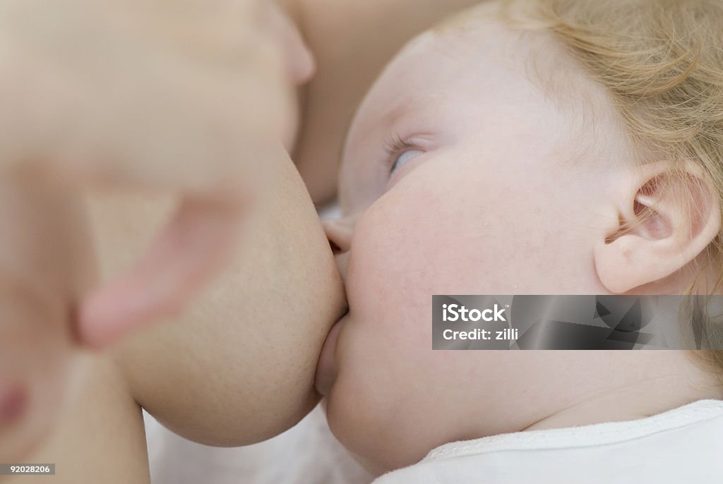 Lactancia del recién nacido bebé - Foto de stock de Amamantar libre de derechos