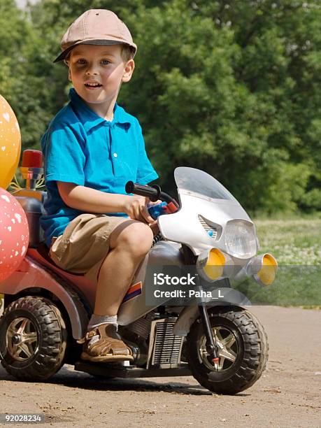 어린이 및 자전거 완구류 오토바이에 대한 스톡 사진 및 기타 이미지 - 오토바이, 아이, 소년