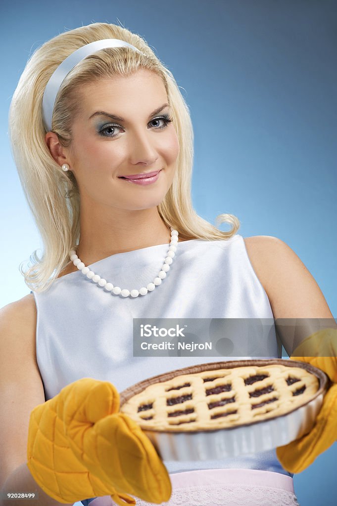 Bella donna tiene caldo Torta italiana. Stilizzato Ritratto retrò - Foto stock royalty-free di Donne