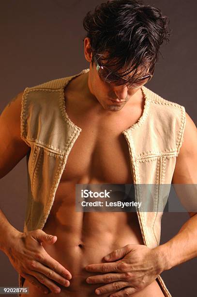 Sexy Hombre En Chaleco De Cuero Foto de stock y más banco de imágenes de Ombligo - Ombligo, Varón, Hombres