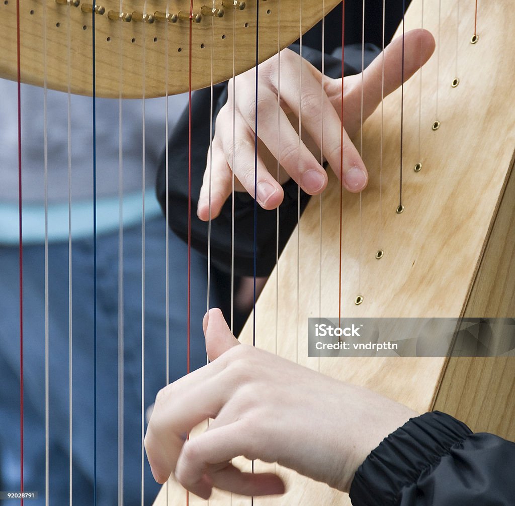 Jugando un arpa - Foto de stock de Arpa libre de derechos