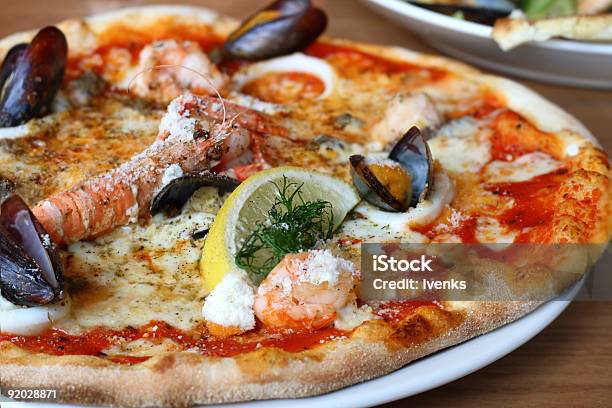 Pizza De Frutos Do Mar Lagosta Ou Langouste Mexilhões Prawns Lula De Anéis - Fotografias de stock e mais imagens de Alimentação Saudável