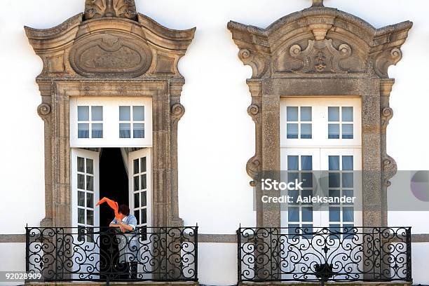 Sul Balcone - Fotografie stock e altre immagini di Adulto - Adulto, Appartamento, Aprire