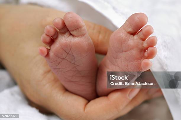 マッサージは足の母は生まれたばかりの赤ちゃん - はじめの一歩のストックフォトや画像を多数ご用意 - はじめの一歩, やわらか, アウトフォーカス