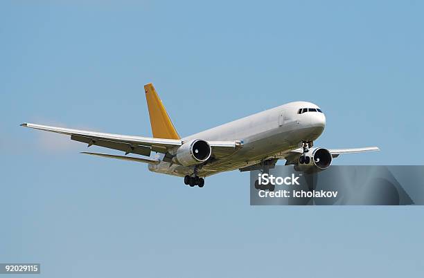 Carga Avião A Jato - Fotografias de stock e mais imagens de Avião - Avião, Contentor de Carga, Aterrar