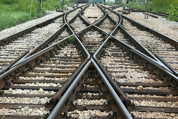 linha de trem atravessando - railroad track - fotografias e filmes do acervo