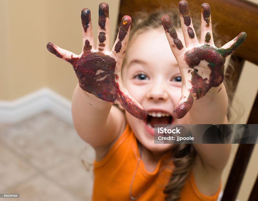 Garota feliz com pintura com as mãos - Foto de stock de Marrom royalty-free
