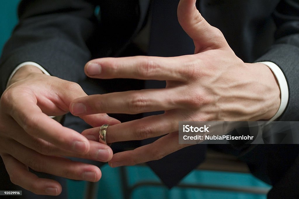 Mãos com Aliança de casamento - Royalty-free Homens Foto de stock