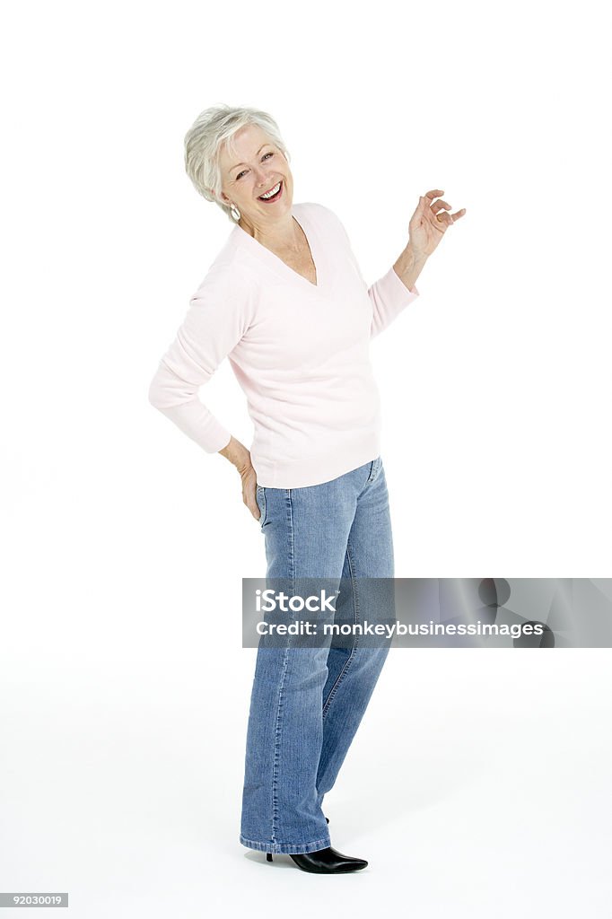 Studio Portrait lächelnd Senior Frau - Lizenzfrei Ganzkörperansicht Stock-Foto