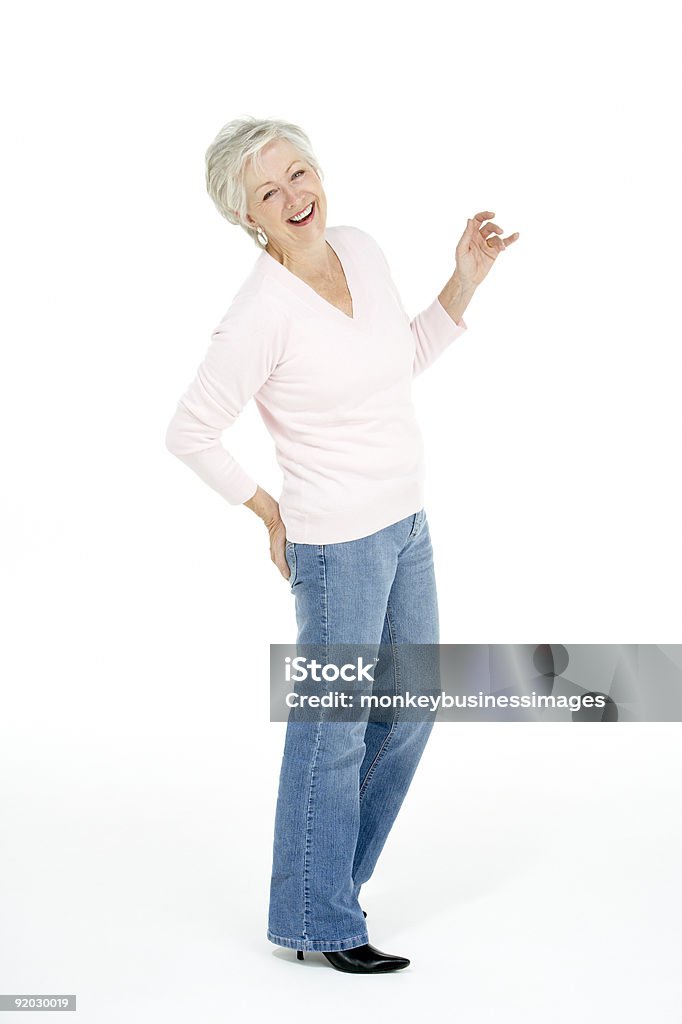 Portrait en Studio de femme Senior souriante - Photo de Cadrage en pied libre de droits