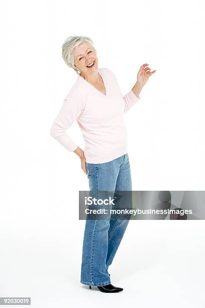 Photo libre de droit de Portrait En Studio De Femme Senior Souriante banque d'images et plus d'images libres de droit de Cadrage en pied - Cadrage en pied, Femmes, Fond blanc