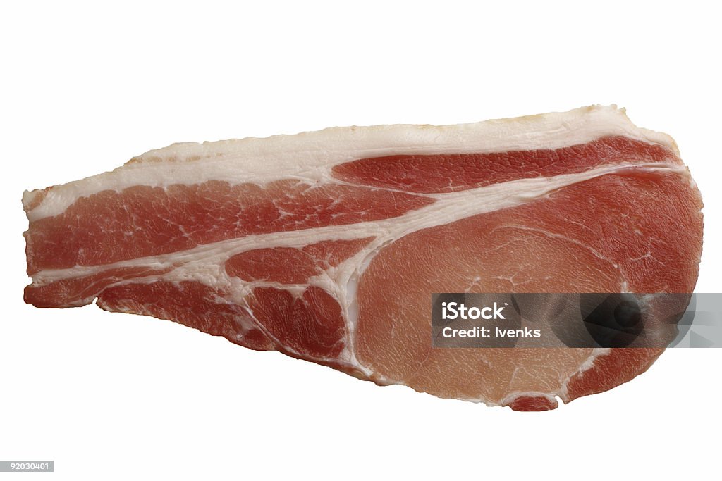 Cibo crudo fetta di pancetta su bianco clipping path - Foto stock royalty-free di Alimento affumicato