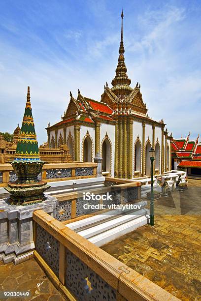 Wat Phra Kaeo - Fotografias de stock e mais imagens de Ao Ar Livre - Ao Ar Livre, Arquitetura, Banguecoque