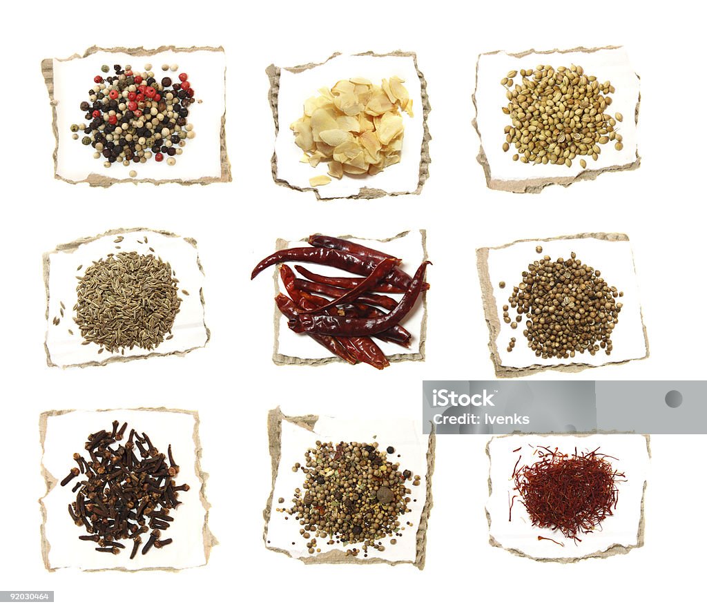 Nove diverse spezie su pezzi di carta - Foto stock royalty-free di Alimenti secchi