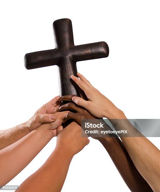 Várias Mãos Segurando Uma Cruz De Aço - Fotografias de stock e mais imagens de Unidade - Unidade, Cristianismo, Cruz - Forma