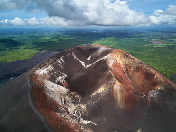 활성 분화구 화산에 관광 보기 - central perspective 뉴스 사진 이미지