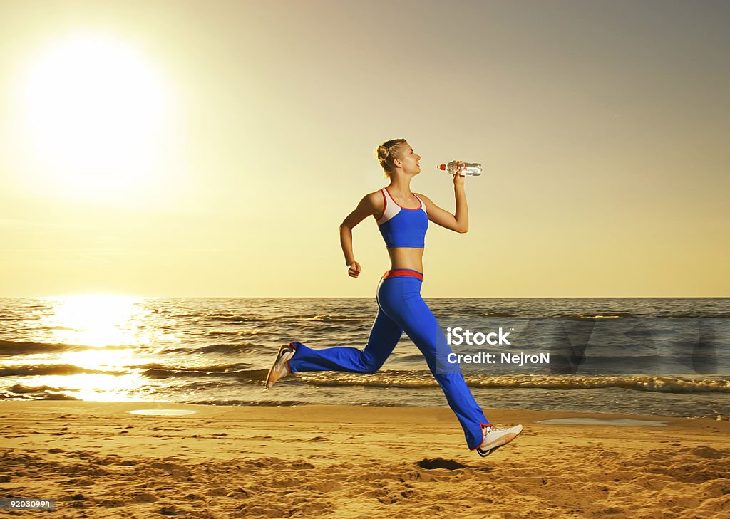 Schöne junge Frau, die auf einen Strand - Lizenzfrei Marathon Stock-Foto