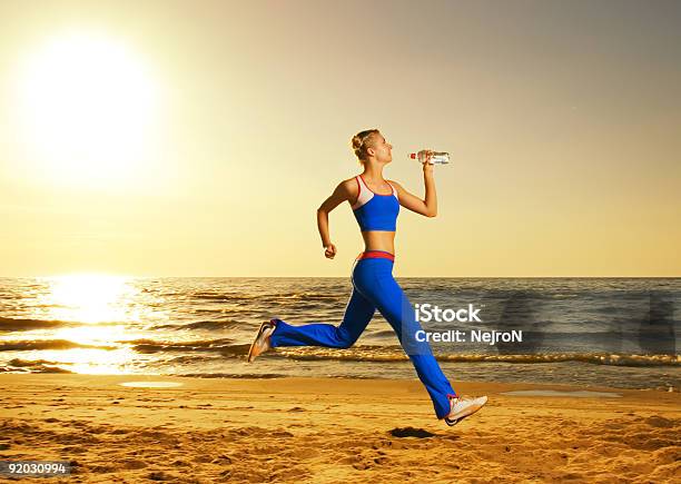 Schöne Junge Frau Die Auf Einen Strand Stockfoto und mehr Bilder von Marathon - Marathon, Rennen - Körperliche Aktivität, Frauen