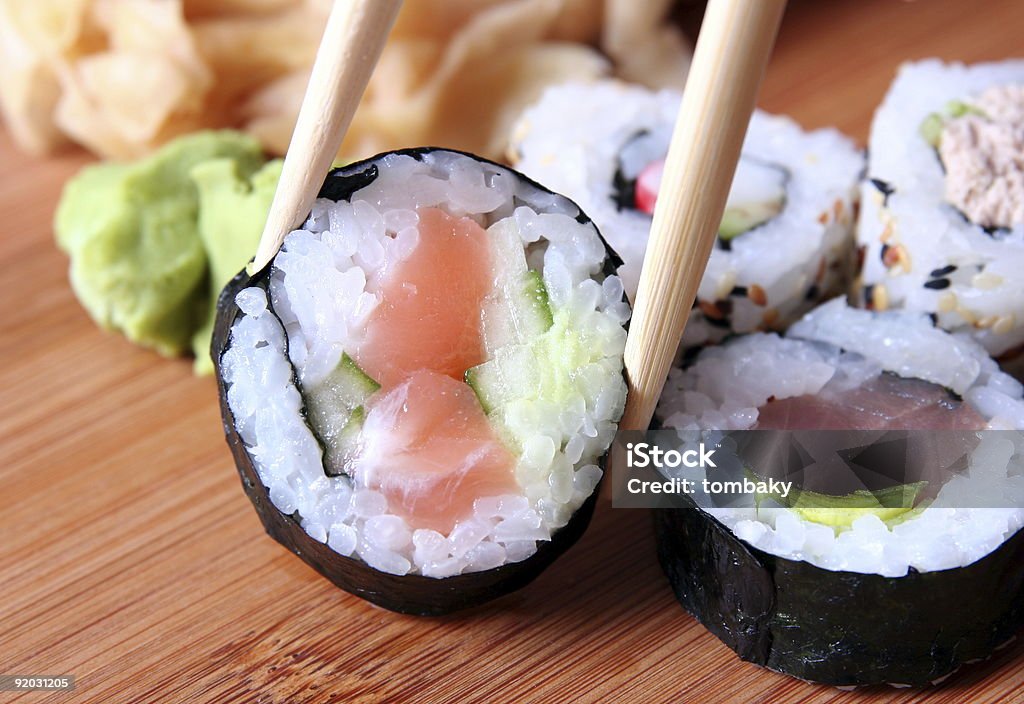 sushi y le esperan primer plano - Foto de stock de Alimento libre de derechos