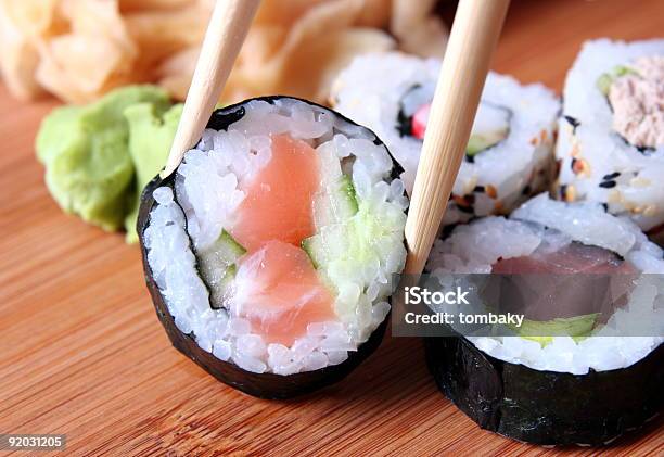 Sushi E Pauzinhos Closeup - Fotografias de stock e mais imagens de Alimentação Saudável - Alimentação Saudável, Almoço, Arroz - Alimento Básico