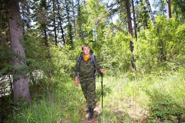 leśnicy patrolujący las. - hunting two people camouflage rifle zdjęcia i obrazy z banku zdjęć