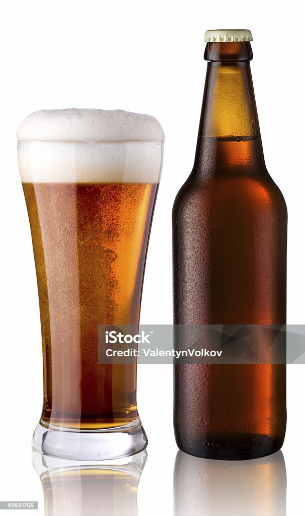 Copa y botella de cerveza - Foto de stock de Botella de cerveza libre de derechos