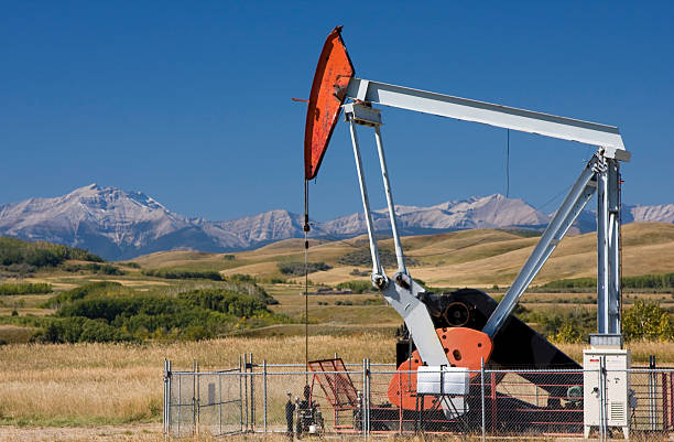 нижние склоны холмов нефтяная скважина - oil pump oil industry alberta equipment стоковые фото и изображения