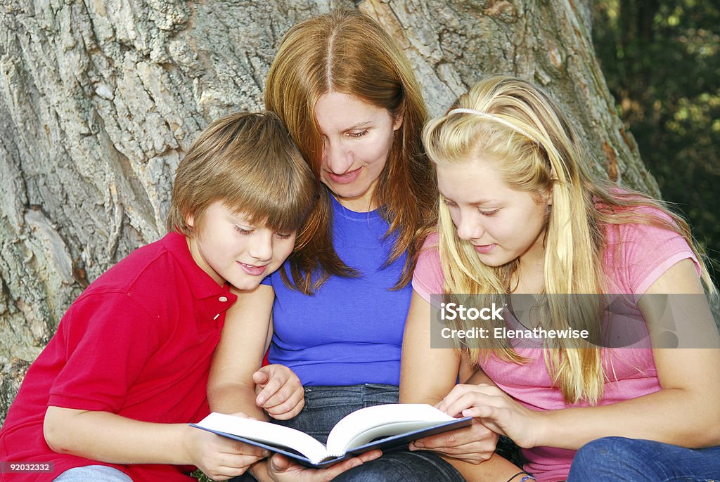 Famille, lire un bon livre - Photo de Adolescent libre de droits