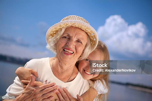 Foto de Feliz Avó E Neta e mais fotos de stock de 70 anos - 70 anos, Abraçar, Adulto