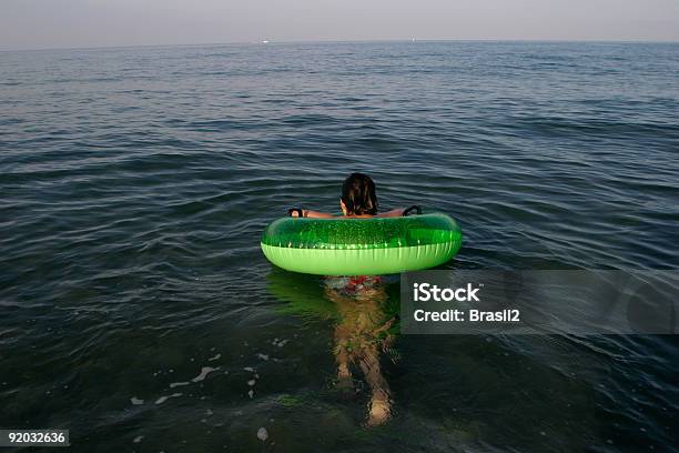 Allein Stockfoto und mehr Bilder von Auf dem Wasser treiben - Auf dem Wasser treiben, Aufblasbarer Gegenstand, Blau