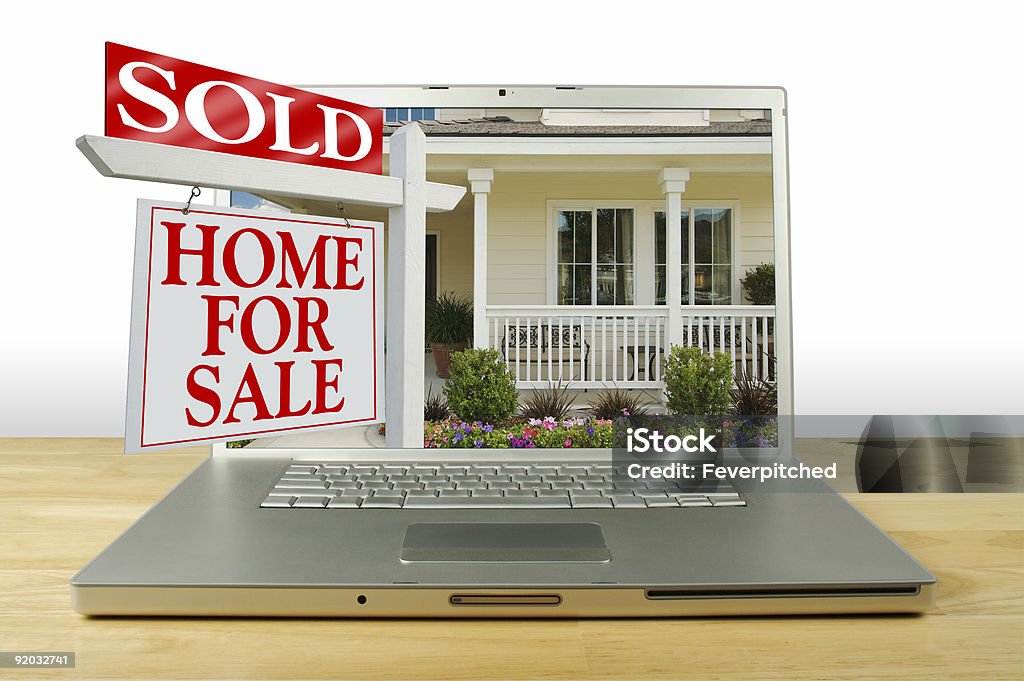 Sprzedane Dom na sprzedaż, podpisać i Dom na laptopie. - Zbiór zdjęć royalty-free (Architektura)
