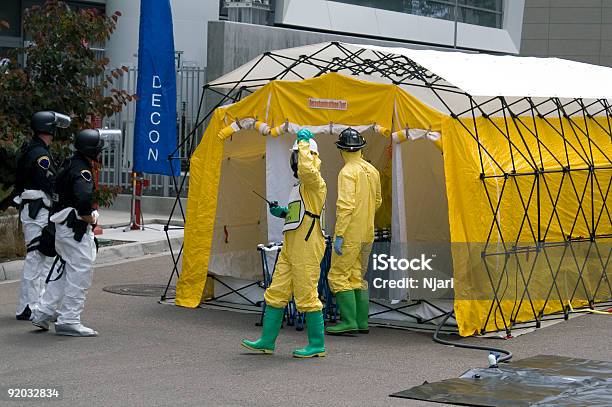 Ducha De Descontaminación Foto de stock y más banco de imágenes de Arma biológica - Arma biológica, Descontaminación, Traje de protección radioactiva