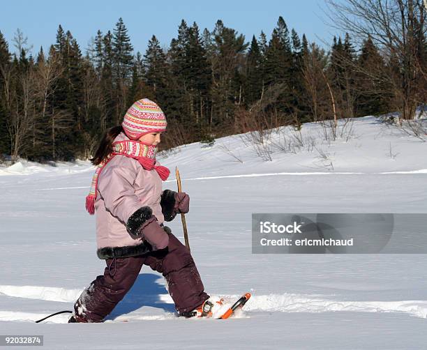 Fuß In Den Schnee Stockfoto und mehr Bilder von Schneeschuh - Schneeschuh, Schneeschuh-Laufen, Kind