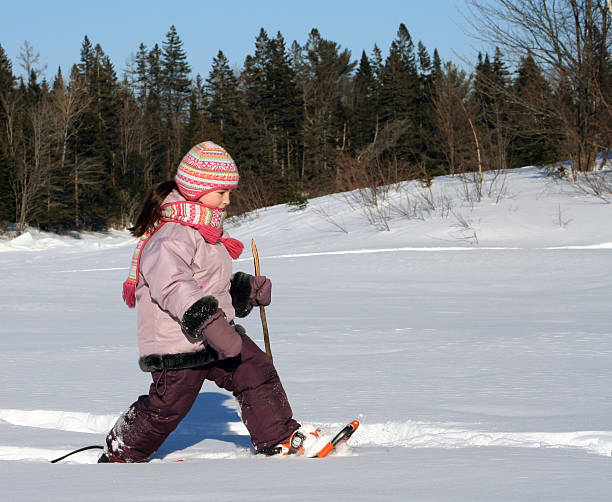 ходить в снегу - snowshoeing snowshoe child winter стоковые фото и изображения