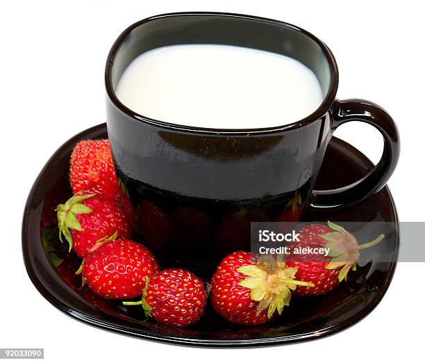 Tasse Milch Und Erdbeeren Stockfoto und mehr Bilder von Beere - Obst - Beere - Obst, Blatt - Pflanzenbestandteile, Dessert