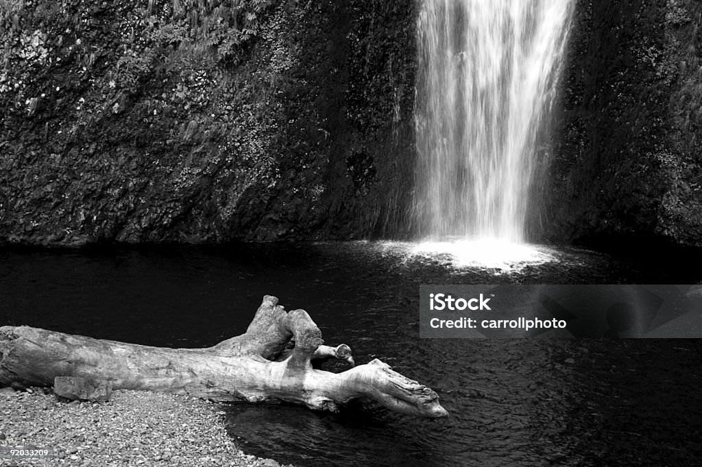 Tranquilla piscina e cascata - Foto stock royalty-free di Acqua