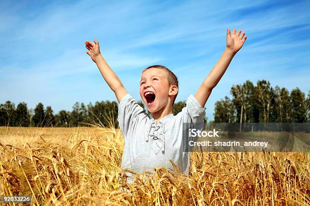 Foto de Criança No Campo De Trigo e mais fotos de stock de Adolescente - Adolescente, Alegria, Azul