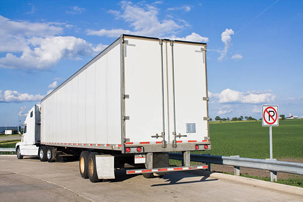 주차됨 세미 판매차 - truck semi truck car transporter vehicle trailer 뉴스 사진 이미지
