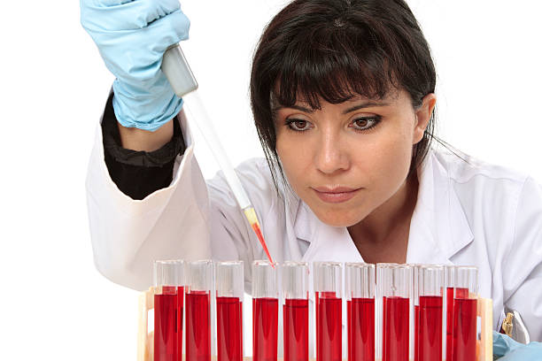 obtenção de amostra de teste tubo - blood sample blood tube pathologist - fotografias e filmes do acervo