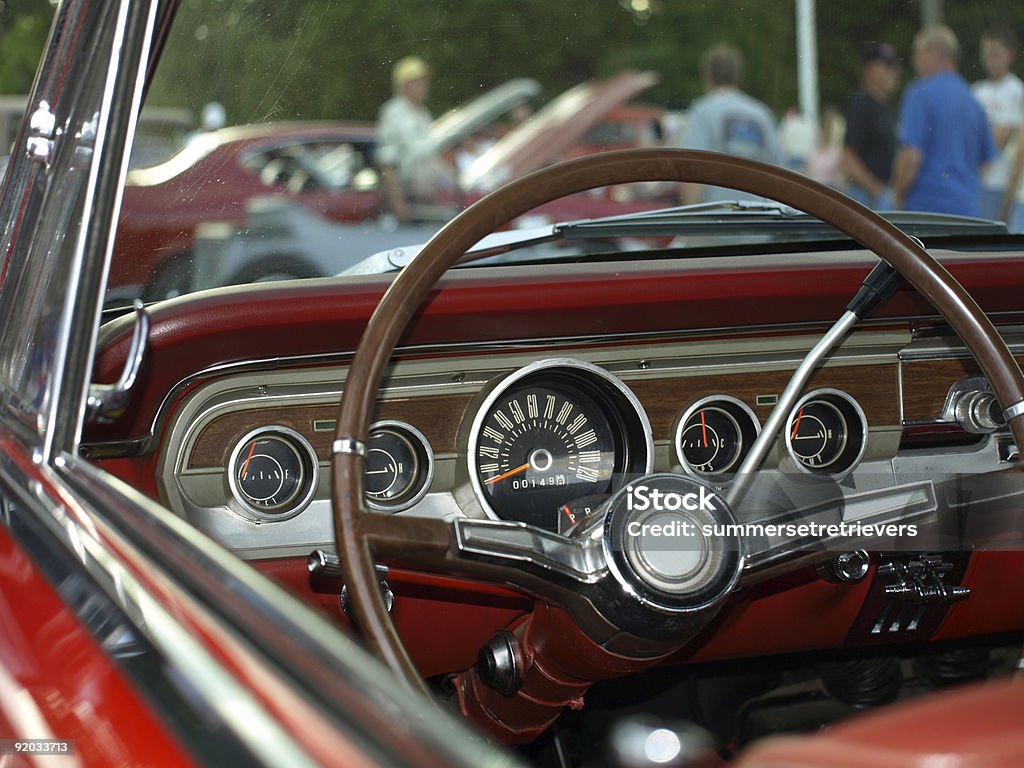 Rosso Vintage convertibile interno - Foto stock royalty-free di Salone dell'automobile