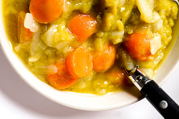 vegetarische erbsensuppe - yellow split pea soup stock-fotos und bilder