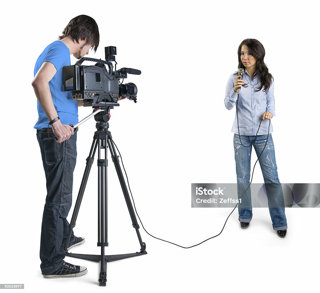 Cameraman filmando um repórter, isolado no fundo branco - Foto de stock de Jornalista royalty-free