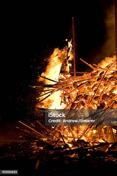 Um Navio Helly Aa Queimar Embarcação De Vela E Remos - Fotografias de stock e mais imagens de Chama