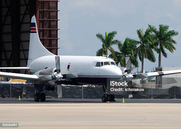 Foto de Clássico Aviões Turboélice e mais fotos de stock de Aeroporto - Aeroporto, Antigo, Avião