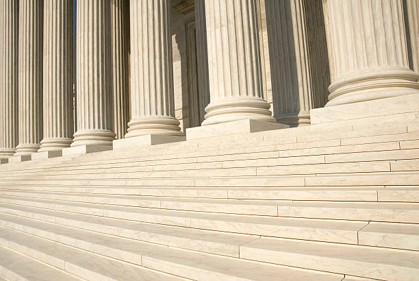 米国の「サプリームコート」ステップおよび列数 - law column courthouse greek culture ストックフォトと画像